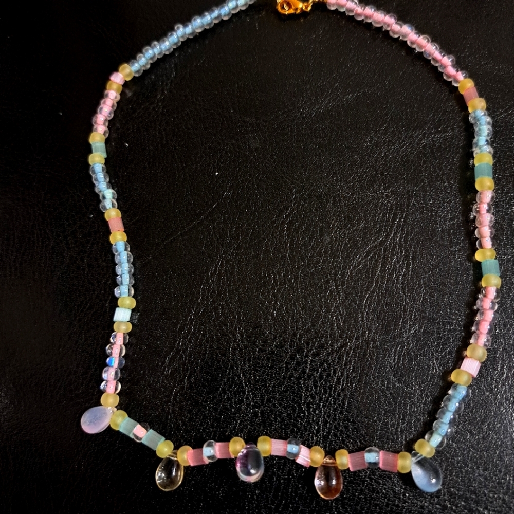 Multicolored beaded necklace with raindrop accents